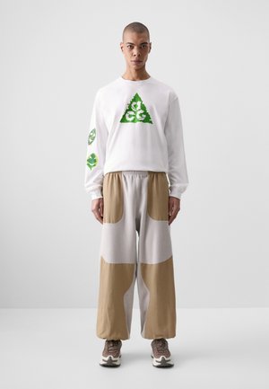 WOLF TREE PANT PLUS - Jogginghose - college grey/parachute beige/summit white