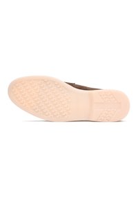 Suola di una scarpa in camoscio marrone con suola esterna in gomma beige chiaro caratterizzata da motivi antiscivolo testurizzati sull'avampiede e sul tallone.