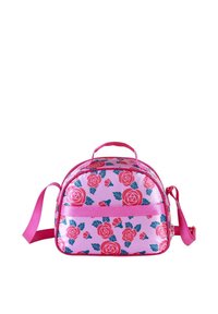 Sac en tissu rose à motifs de roses, de forme arrondie, avec fermeture éclair, poignée supérieure et bandoulière réglable. Présente un design floral vibrant sur un tissu brillant.