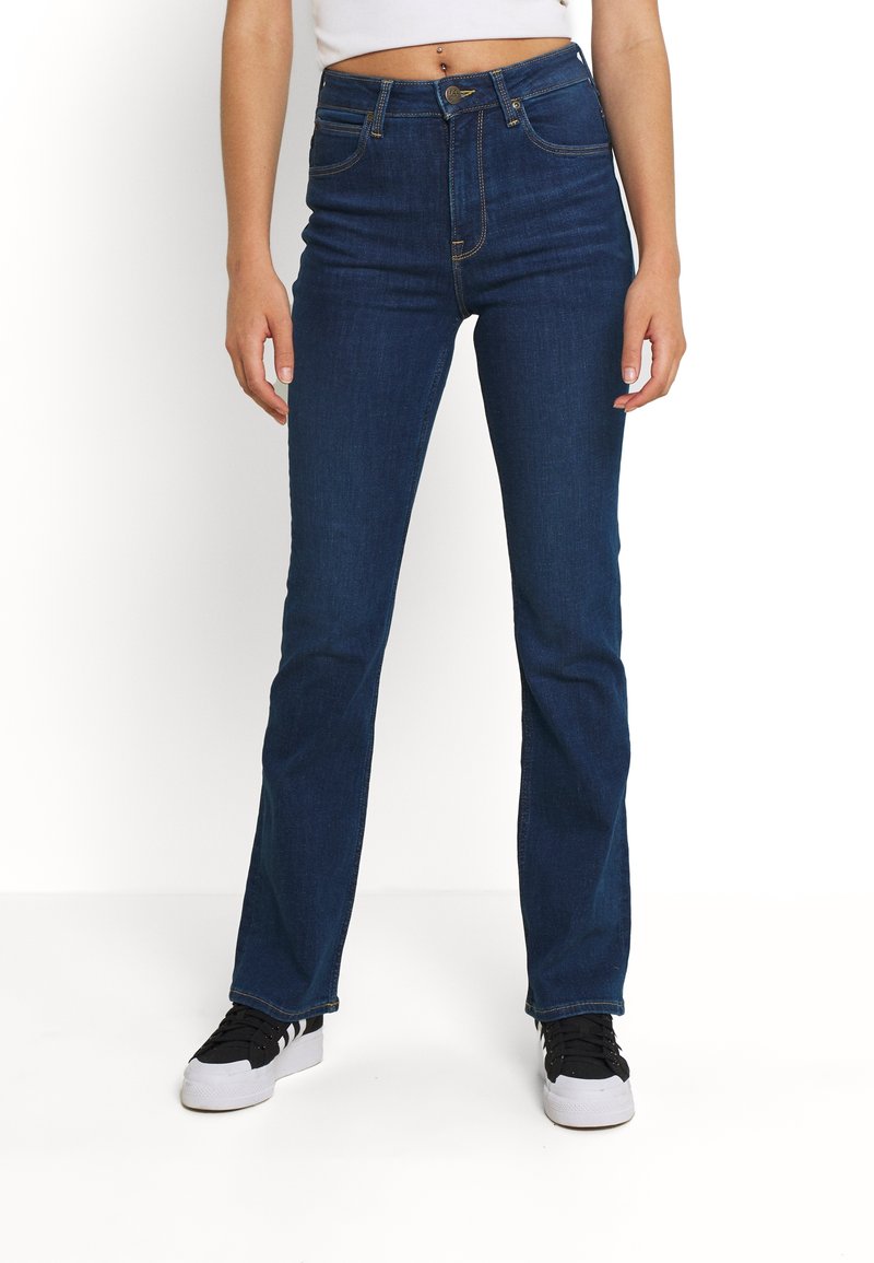 Hoge taille donkerblauwe jeans van denim, met een slim fit door de dijen en een lichte flare bij de enkels.