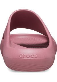 Sandal in gomma rosa con texture liscia, ampia cinghia e dettaglio del logo sul tallone. Progettata per il comfort con un plantare sagomato.