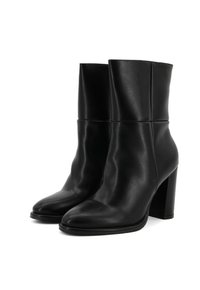 Stivali ankle in pelle nera con texture liscia, punta quadrata, tacco alto a blocco e design minimalista, caratterizzati da un gambale piegato.