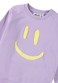 Felpa lavanda con un design testurizzato di un sorriso giallo. Presenta un colletto a girocollo e maniche raglan, realizzata in un tessuto morbido.