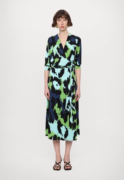 Rochie înfășurată cu un model abstract multicolor în verde, albastru și negru, cu mâneci până la trei sferturi și detaliu cu fundă la talie.