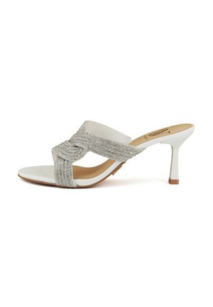 Sandali bianchi con tacco alto caratterizzati da un design con cinturini intrecciati decorati con rhinestones argentati, stile open-toe, superficie liscia e tacco sottile.