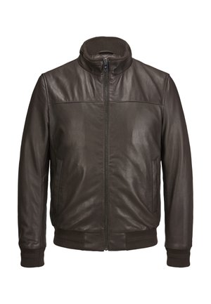 Braune Lederjacke mit Stehkragen, Reißverschluss vorne, zwei seitlichen Taschen und gerippten Bündchen und Saum. Glatte Textur und taillierte Passform.