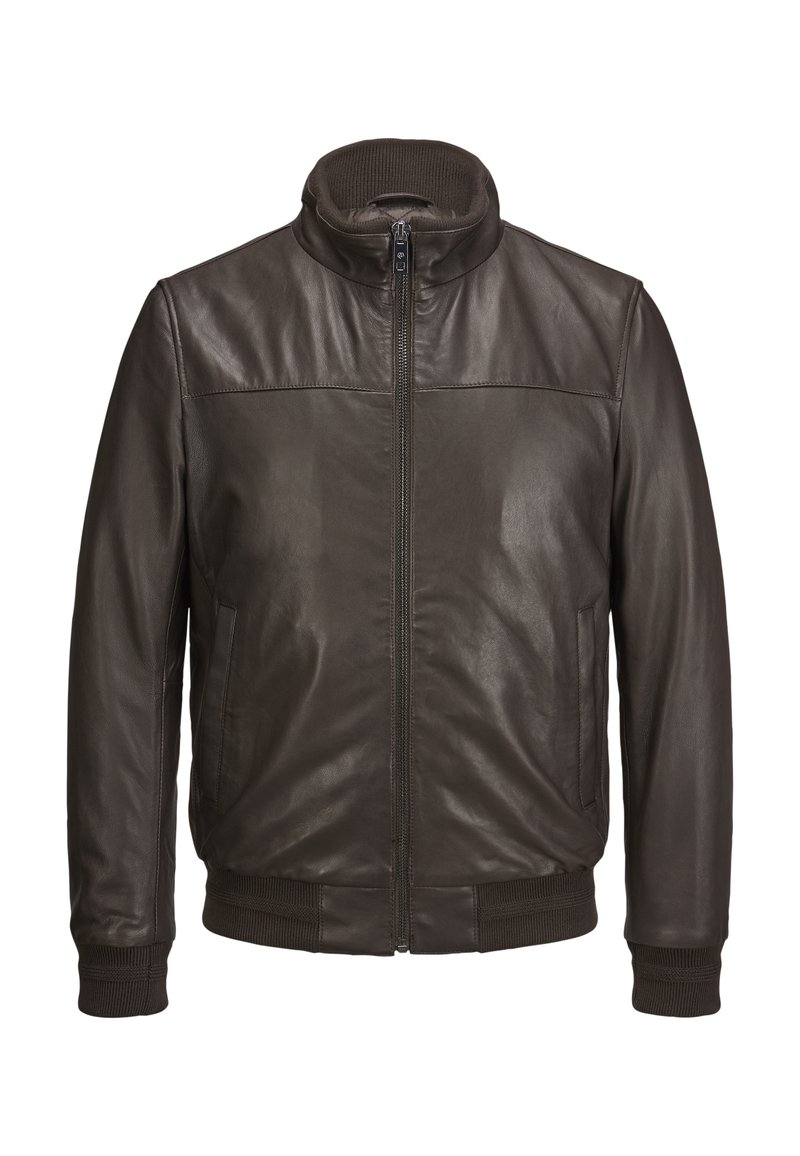 Braune Lederjacke mit Stehkragen, Reißverschluss vorne, zwei seitlichen Taschen und gerippten Bündchen und Saum. Glatte Textur und taillierte Passform.