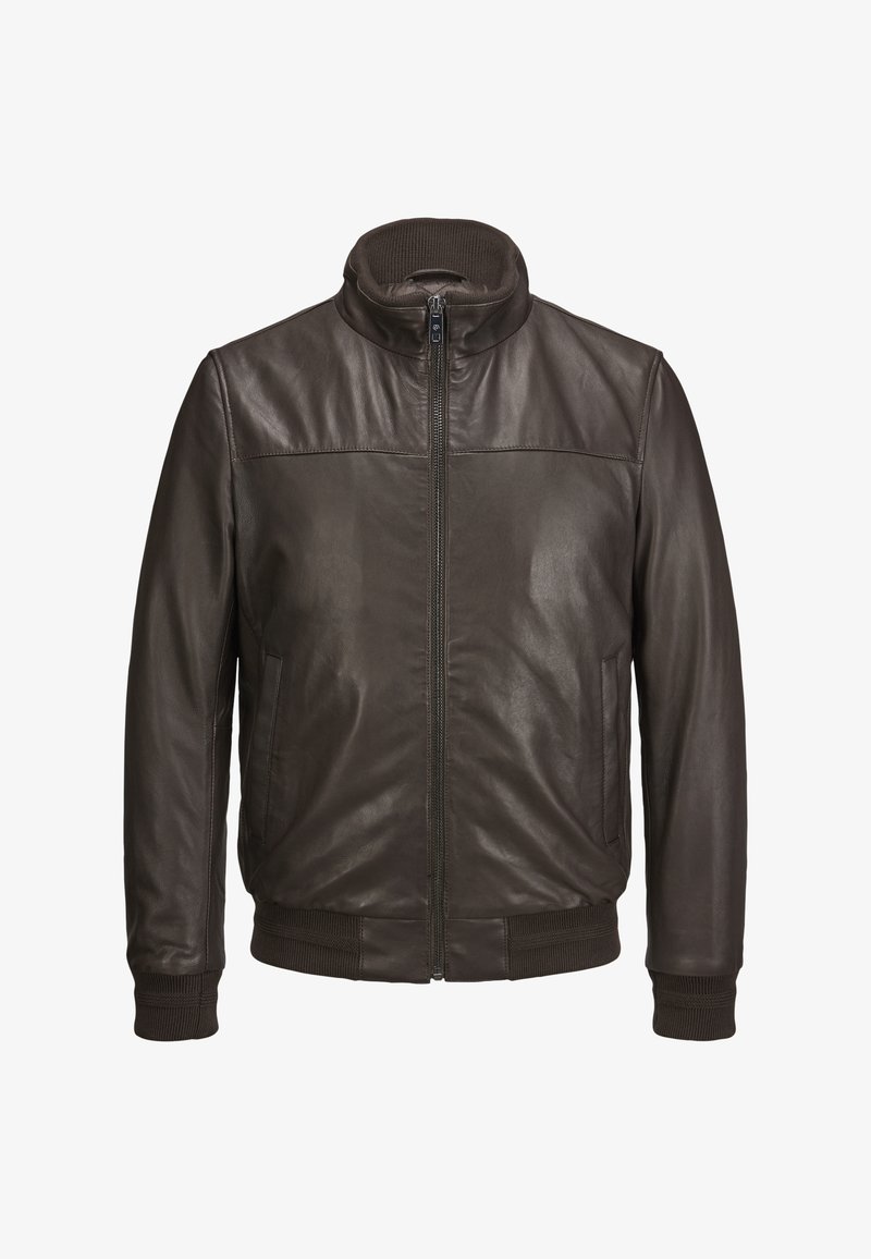 Braune Lederjacke mit Stehkragen, Reißverschluss vorne, zwei seitlichen Taschen und gerippten Bündchen und Saum. Glatte Textur und taillierte Passform.