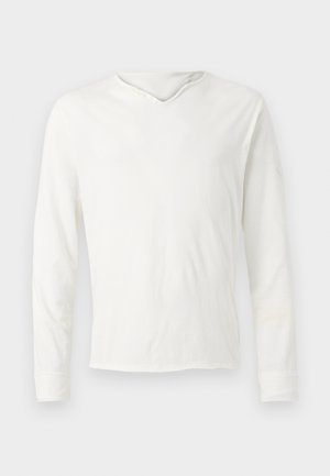 Weißes Langarmshirt mit kleinem V-Ausschnitt und vier Knöpfen entlang der linken Seite des Kragens, dargestellt auf einfachem Hintergrund.