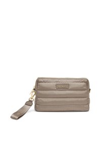Beige gequilte portemonnee met gouden hardware, ritssluiting en polsbandje. Voorzien van een merklogo op de voorkant. Compact ontwerp.