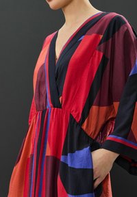 Next TALL FIT - V-NECK KAFTAN  - Maxi šaty - red blue abstract print