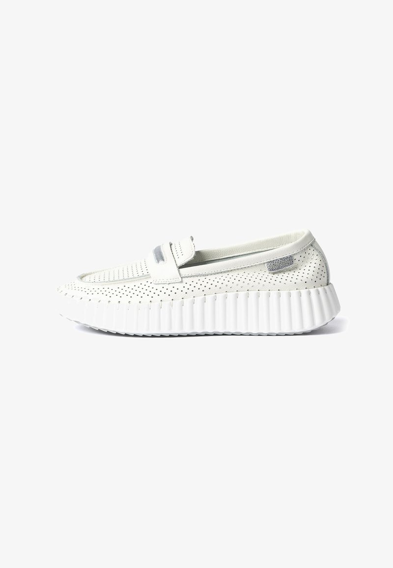 Chaussure blanche perforée à enfiler avec une semelle épaisse côtelée et un détail de sangle sur le dessus, vue de profil sur un fond blanc.