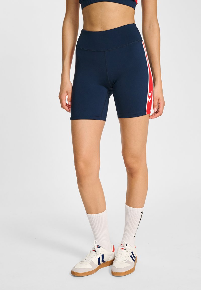 Marinblå sportshorts med hög midja, utrustade med röda och vita sidoremsor samt ett mjukt, stretchigt tyg för komfort.