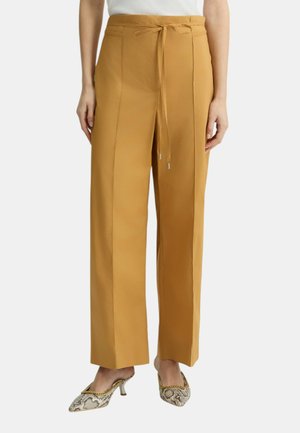 Pantaloni a vita alta di colore senape chiaro con un design affusolato e cintura coordinata. Tessuto liscio con dettagli della cucitura laterale e tasche.