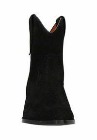 Bottine en suede noire avec un bout pointu et des ouvertures en forme de V sur les côtés. Présente des accents de couture subtils et une semelle en caoutchouc plate.