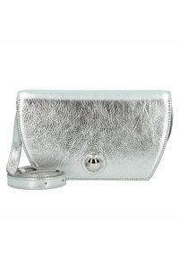 Borsa a tracolla metallica argento con superficie testurizzata, chiusura a patta, accessori circolari in argento e tracolla regolabile. Forma compatta e rettangolare.