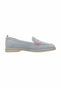 Grijze nubuck instappers met een subtiele uitstraling, voorzien van een kleine voorriem en contrasterende rode accenten; lichte rubberen zool.