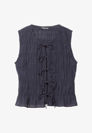 Ærmeløs marineblå top med en struktureret, plisseret design. Har en front knaplukning med matchende snore og en bølget kant. Letvægtsstof.