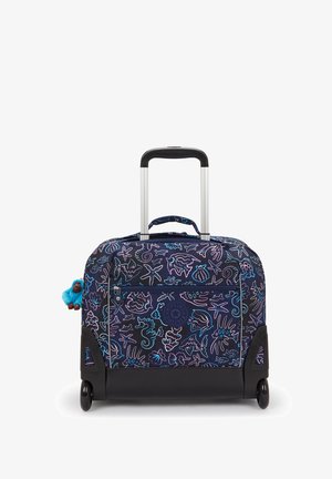 Skládací kufr na pozadí tmavě modré barvy, s barevnými vzory na mořskou tématiku. Obsahuje výsuvnou rukojeť a klíčenku ve tvaru opice.
