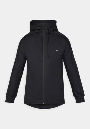 Must Black, venitus kapuutsiga jakki, valmistatud elastsetest materjalidest. Omab pikki varrukaid, sirget hemmi ja väikest valget logo rinnal.