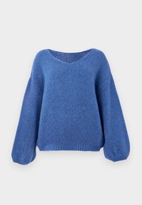 Pull bleu en maille avec de longues manches bouffantes et un large col rond sur un fond uni.