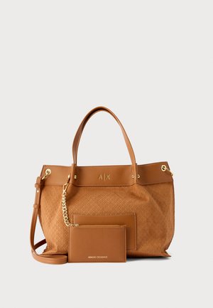 Braune Armani Exchange Tragetasche mit strukturiertem Korpus, Ledergriffen, goldener Kettendetail und passender kleiner Tasche vorne angebracht.