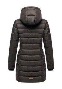 Mörkgrå pufferjacka med huva, med horisontellt quiltade sektioner, elastiska manschetter och en liten varumärkesetikett nära nederkanten.