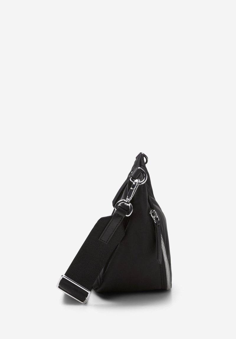 Czarna nylonowa torba o trójkątnym kształcie, z srebrnym zamkiem błyskawicznym i paskiem, uzupełniona metalowymi elementami i teksturowaną powierzchnią.