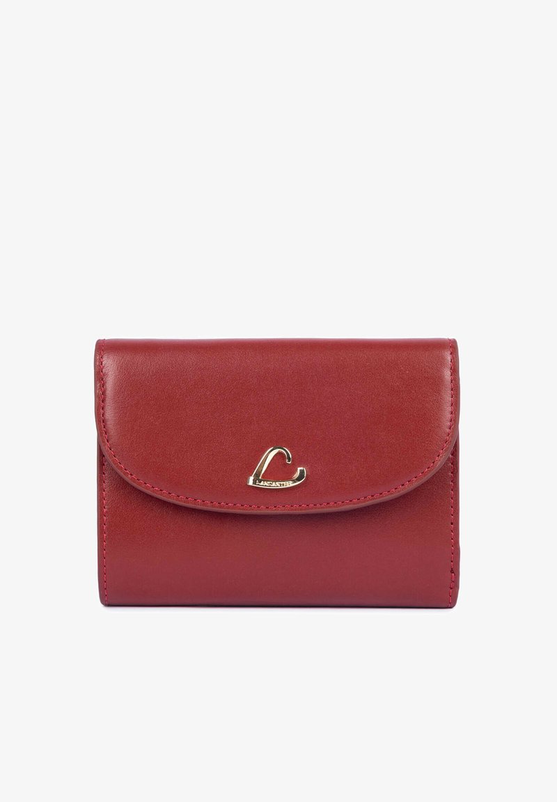 Portefeuille en cuir rouge avec rabat arrondi et petit logo métallique doré au centre avant.