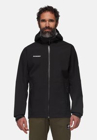 Veste imperméable noire avec capuche, fermeture éclair à l'avant et deux poches latérales. Le tissu semble lisse avec une finition mate et un marquage minimal.