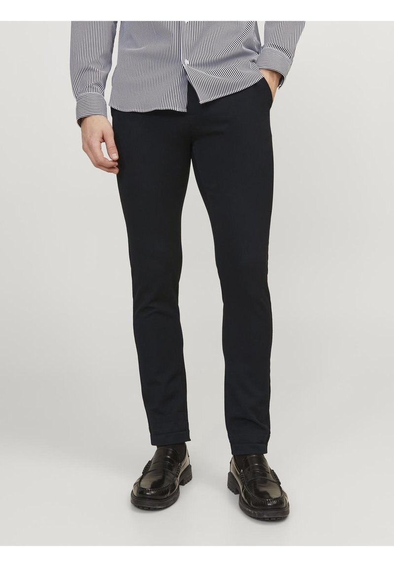 Námořnické slim-fit kalhoty z hladkého materiálu, s plochým předním zdvihem a zadními kapsami, doplněné lesklými černými mokasíny.