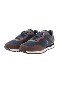 Męskie sneakersy z połączenia granatowej siateczki i brązowego zamszu, z białą podeszwą. Sznurowana konstrukcja i detal z logo z boku.