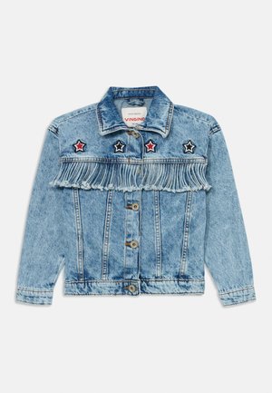 Lyseblå denimjakke med frynser på brystet, tre stjernedekorasjoner i rødt og svart, samt klassisk knappelukking.