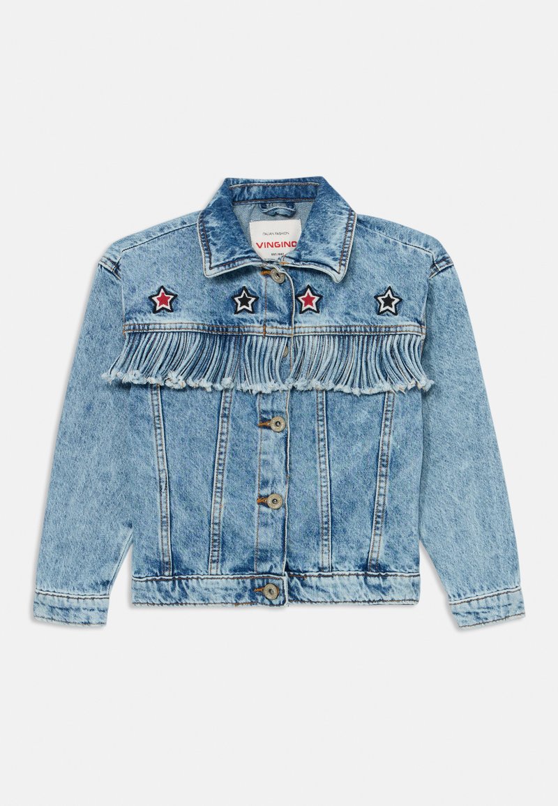 Šviesiai mėlynas džinsinis švarkas su fringo detalėmis krūtinėje, trimis raudonais ir juodais žvaigždžių akcentais bei klasikiniais sagų užsegimais.