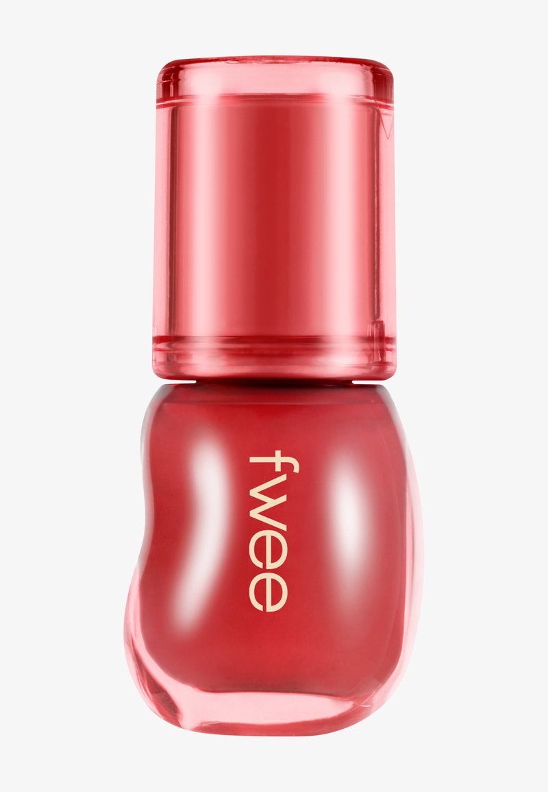 Petite bouteille en verre courbée de vernis à ongles rouge avec un bouchon rond rouge assorti et un texte "fwee" à l'avant.