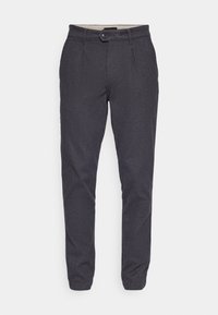 Tmavě šedé kalhoty na míru s hladkým povrchem, vybavené zapínáním na knoflík, poutky na opasek a předními záhyby, navržené pro přiléhavý vzhled.