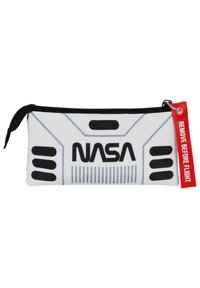 Estuche blanco para lápices con el logotipo negro de NASA, cierre de cremallera y etiqueta roja "RETIRAR ANTES DEL VUELO". Presenta un material elegante y suave y un diseño sencillo.