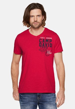 MIT V-NECK UND LOGO - T-Shirt print - speed red