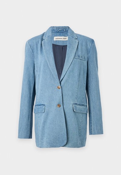 Denim blejzr v světle modré barvě s jedním knoflíkem, s výstřihy ve tvaru klop, dvěma předními kapsami a hladkou vnitřní podšívkou.