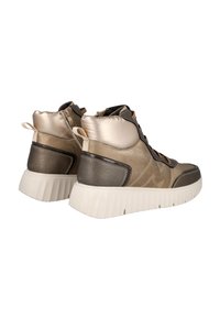 Zapatillas altas en beige metálico y marrón con cuellos acolchados, cremalleras laterales, tiradores y suelas gruesas estriadas en blanco.