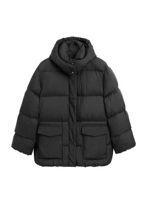 Zwarte gewatteerde jas met capuchon, met een vierkante vorm, doorgestikte textuur, twee grote voorzakken en een drukknoopsluiting.