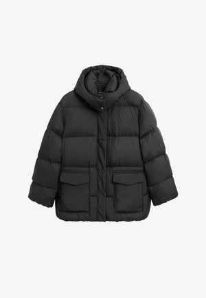 Schwarze Steppjacke mit Kapuze, die eine kastige Form, eine gesteppte Textur, zwei große Vordertaschen und einen Druckknopfverschluss aufweist.