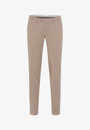 Beige, eng geschnittene Herrenanzughose mit Knopfverschluss, Gürtelschlaufen und schrägen Fronttaschen, vor weißem Hintergrund dargestellt.