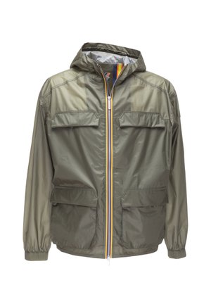 Giacca con cappuccio verde oliva chiaro con cerniera frontale bordata di giallo e blu, dotata di due tasche sul petto e due tasche inferiori con patta e polsini elasticizzati.