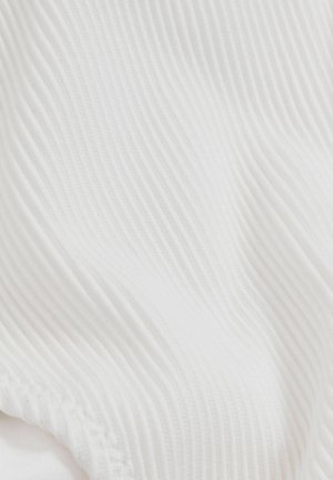 Weißer gerippter Stoff mit weicher Textur, markanten vertikalen Linien und glatten Kanten. Ideal für Kleidungsstücke oder weiche Wohnaccessoires.