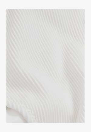 Weißer gerippter Stoff mit weicher Textur, markanten vertikalen Linien und glatten Kanten. Ideal für Kleidungsstücke oder weiche Wohnaccessoires.