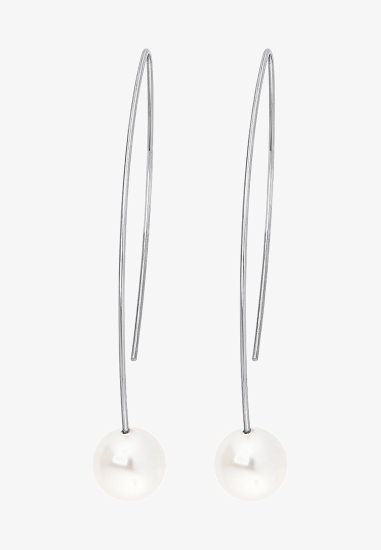 Longues boucles d’oreilles en argent avec un crochet, chacune avec une perle blanche ronde suspendue en bas.