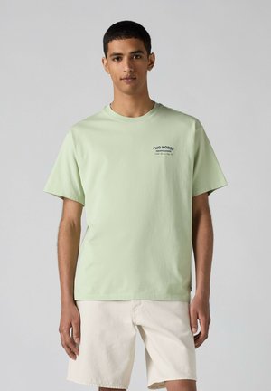 Levi's®, VINTAGE FIT TEE UNISEX - T-shirts print - lse_batwing badge ca - greens -