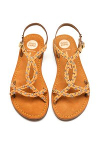 Sandali in pelle marrone con una fascia intrecciata arancione, caratterizzati da piccoli dettagli decorativi. Con punta aperta e tacco piatto.