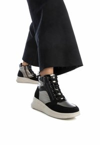 XTI Zapatillas altas - black